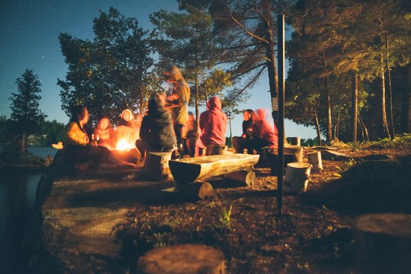 Quels sont les meilleures techniques pour cuisiner en utilisant des pierres chaudes en camping?